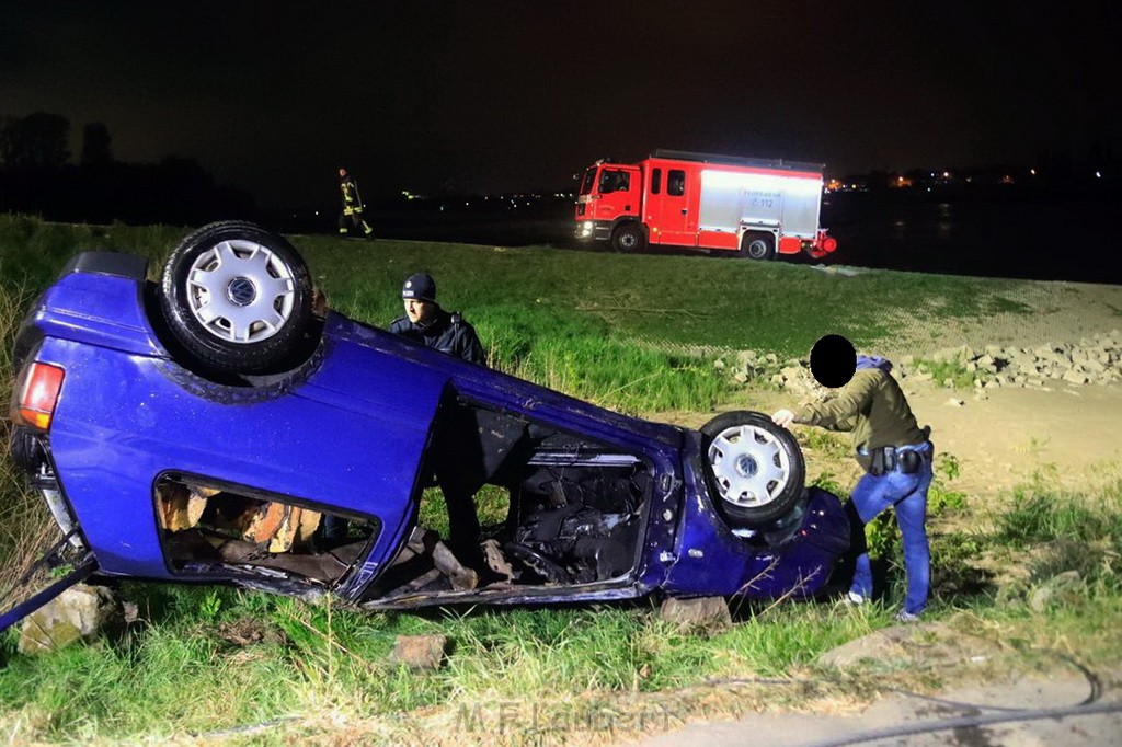 PKW im Rhein Koeln Merkenich neben dem Hitdofer Faehranleger P25.jpg